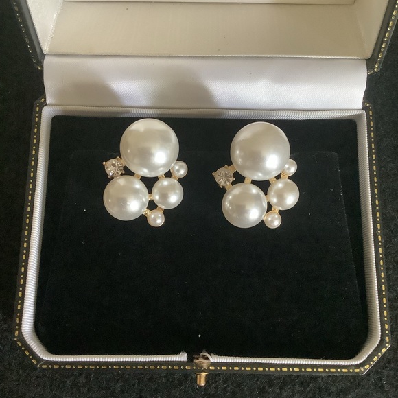 Vintage faux pearl earrings. - Picture 2 of 4